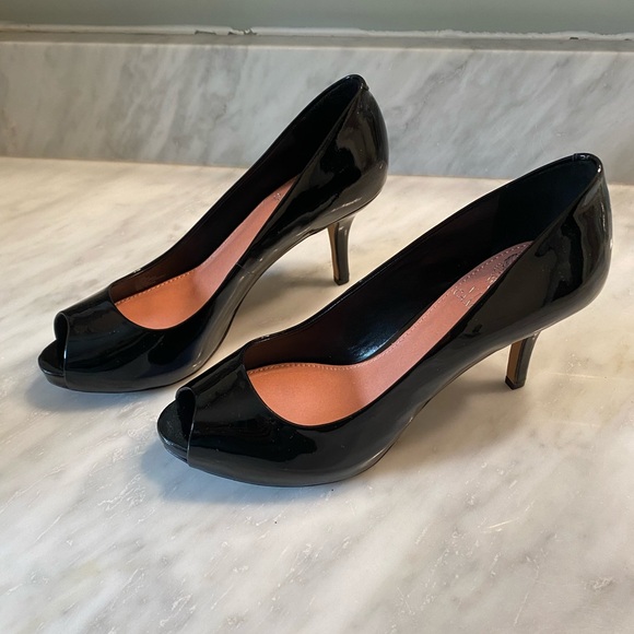 NEW Vince Camuto Peep-toe Pumps - women’s size 5.5 - Picture 2 of 3